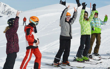 Hier findet Ihr Kurse für Eure Kleinsten, die noch keine oder fast keine Ski-Erfahrung haben. Auch für ältere Kids, die Anfänger sind, haben wir hier die passenden Kurse.
Mit liebevoller pädagogischer Betreuung bringen wir den Zwergen und den etwas älteren Kids den Spaß am Skifahren bei.